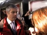 Laurent Wauquiez devant le wagon des services à la personne