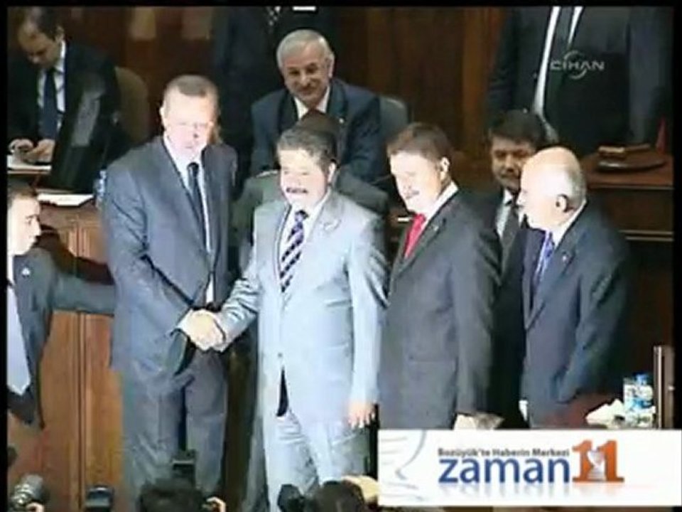 Başbakan Erdoğan, Başkan Berberoğlu'na Ak Parti rozeti taktı