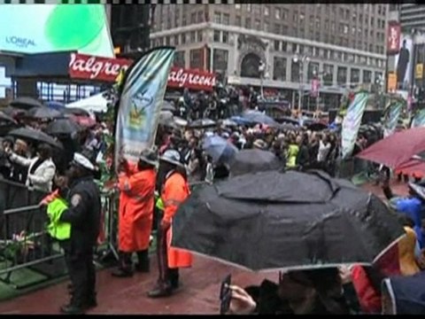 Mary J Blige performs free concert in Times Square
