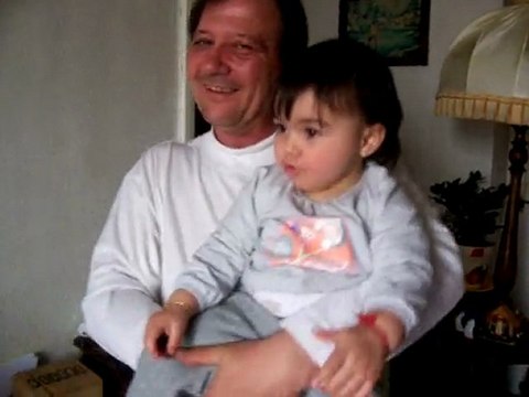 kélyana qui chante danse et s'éclate de rire avec papi