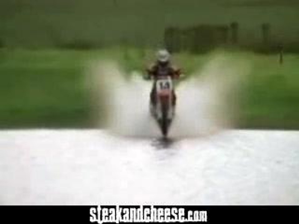 aquaplaning sur étang moto