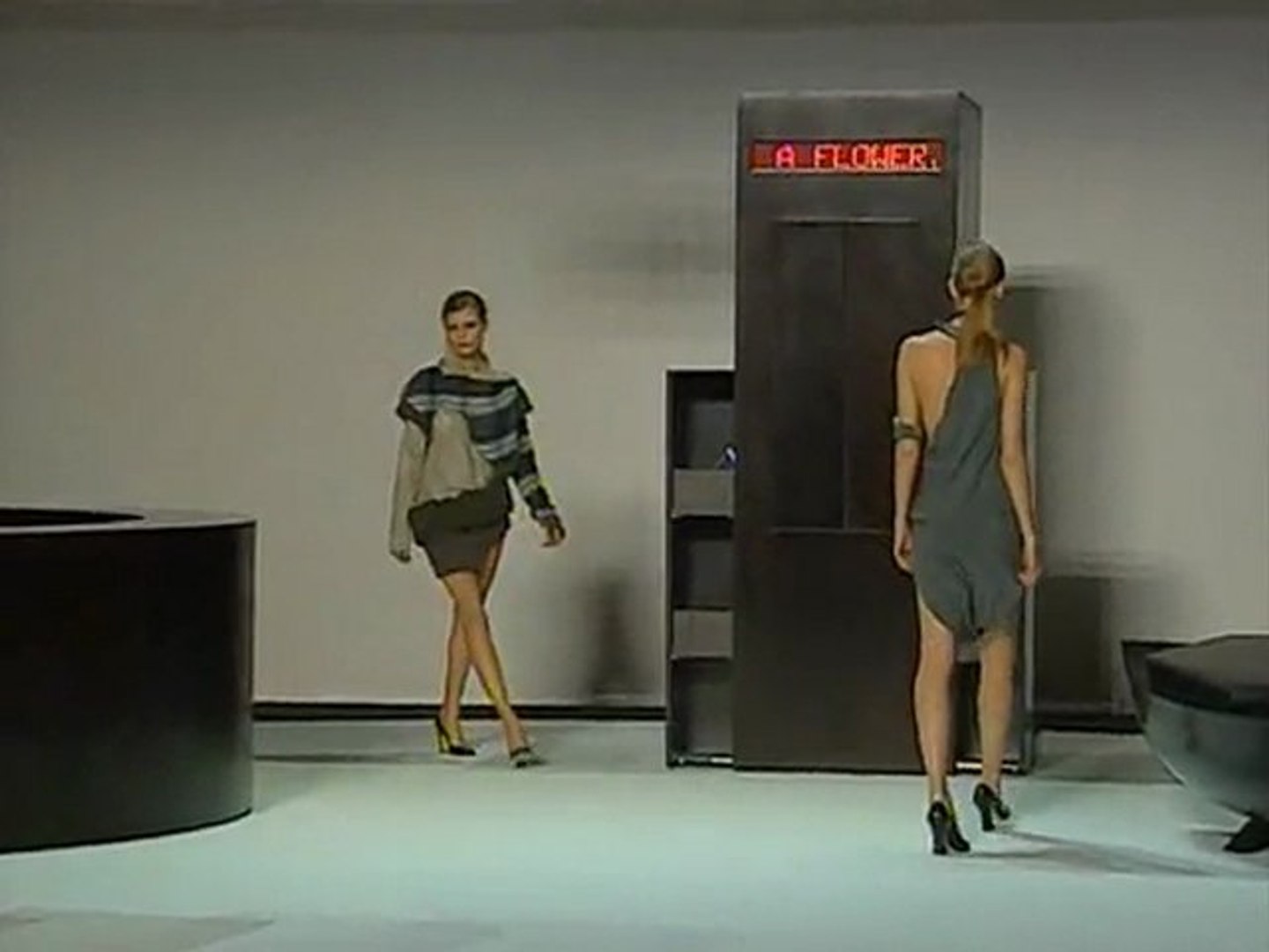 Hussein Chalayan Fall 2003 Fashion Show (full) - 動画