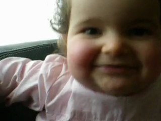 Lyzéa qui fait sa fofolle sur le canapé 24 03 10