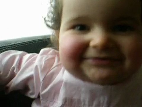 Lyzéa qui fait sa fofolle sur le canapé 24 03 10