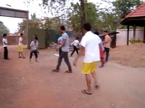 jeux dans la soirée au foyer de Battambang, Cambodge