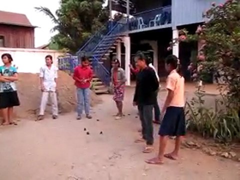 suite du jeux au foyer de Battambang, Cambodge