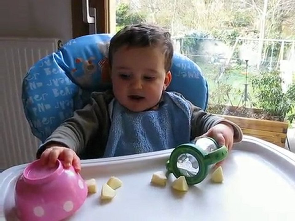 Louis a terminé son goûter