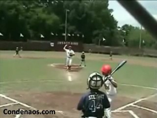 Le da la pelota de béisbol en toda la cara