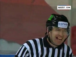 смешной хоккейный судья смеется своей вставной челюстью кхл