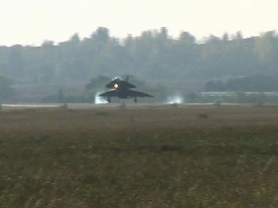 SAAB Sk 37E Viggen : arrivée en vol au musée de l'Air