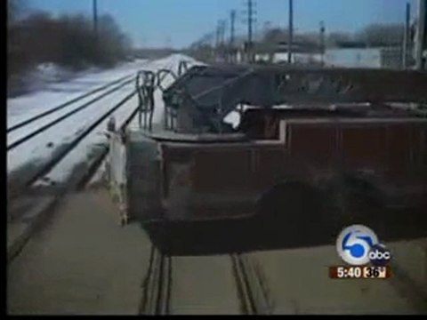 Treno investe camion dei pompieri a Detroit