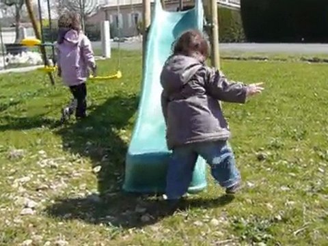 Mars 2010 - Lucile et Juline au toboggan