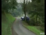 Auto da rally si schianta su un albero