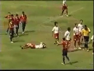 Des Joueurs de Foot Coursent un Arbitre!