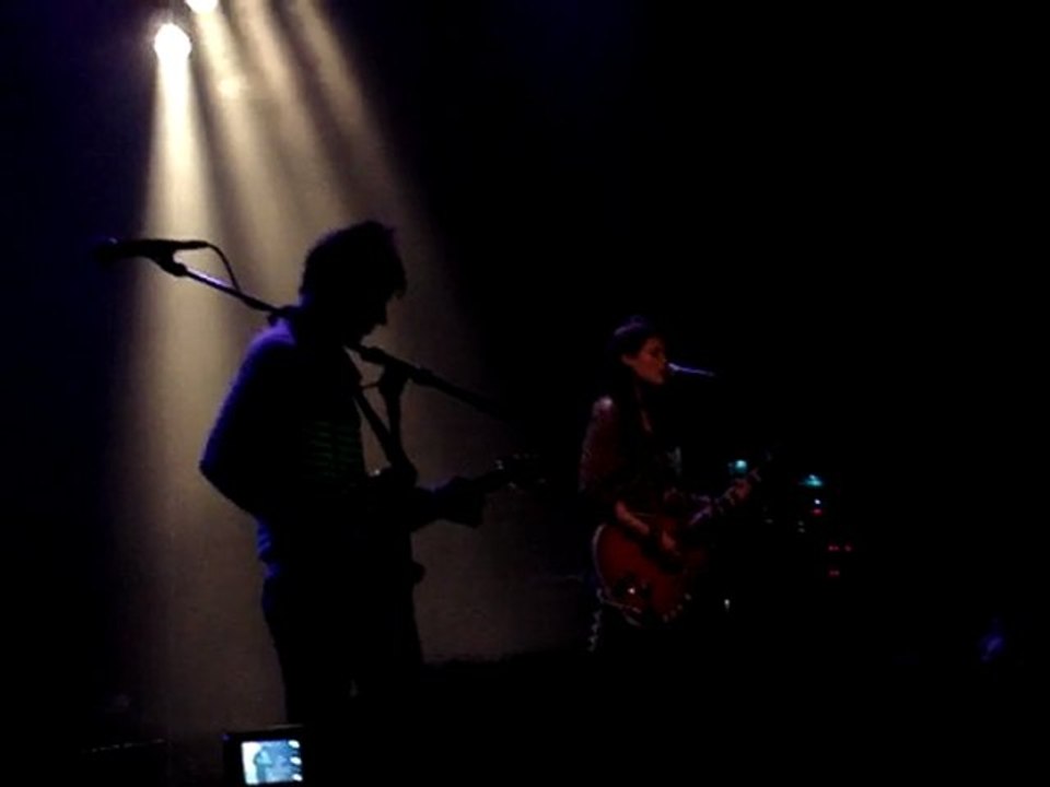 The kills Black Balloon live au Bataclan (2008)