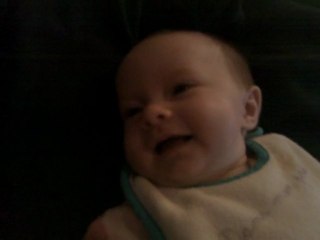 romane eclate de rire