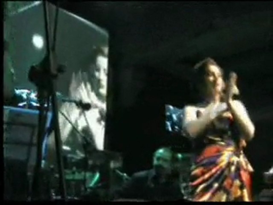 AŞKIN NUR YENGİ-BİRZAMANHATASI/BAŞKA BİRŞEY(İstanbul-ghetto)