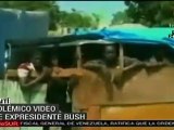 George W. Bush se limpia la mano tras saludar a haitiano