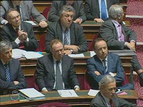 Fillon répond à la gauche au Sénat