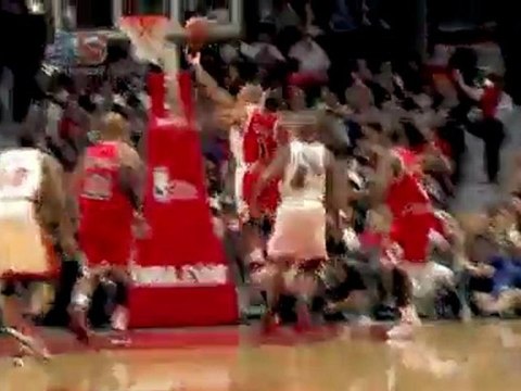 Carlos Arroyo gives Derrick Rose a taste of his own medicine