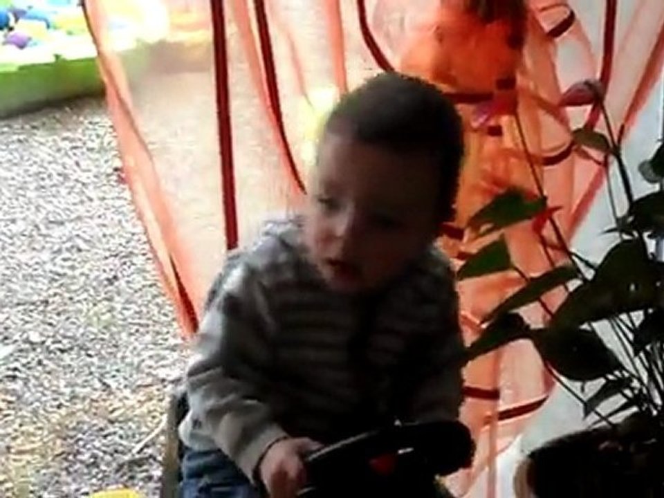 Swan commence à pédaler!