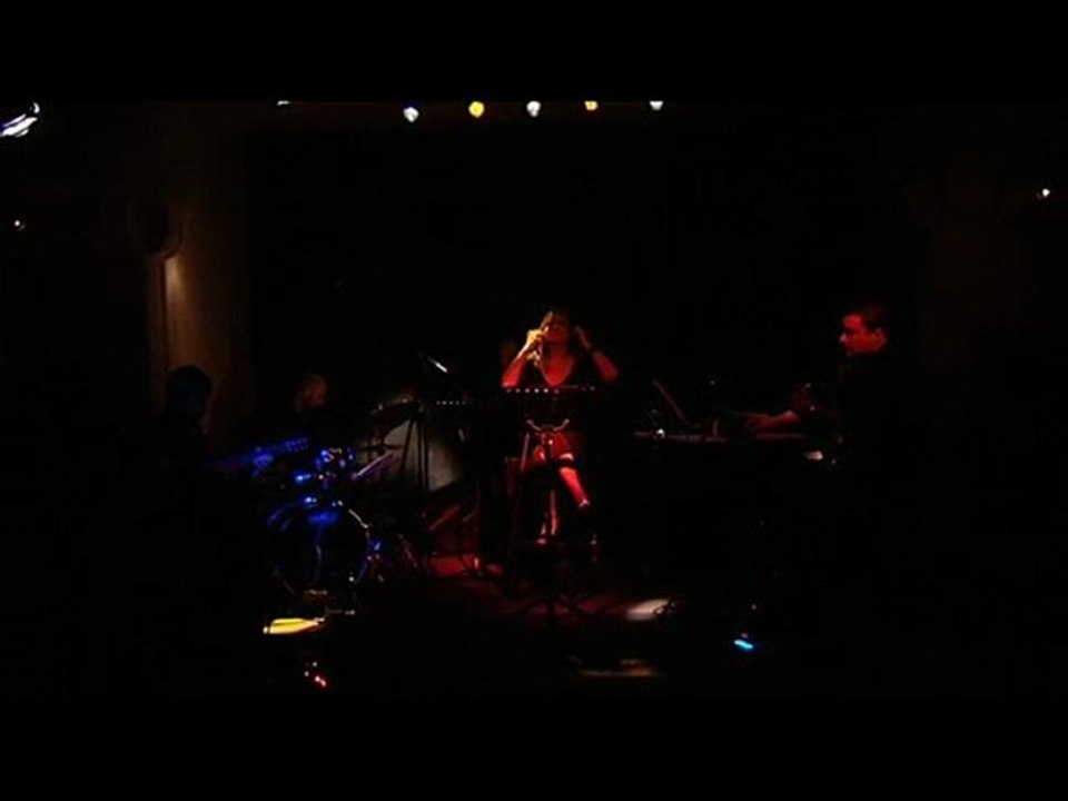 deniz çevik  bahçede