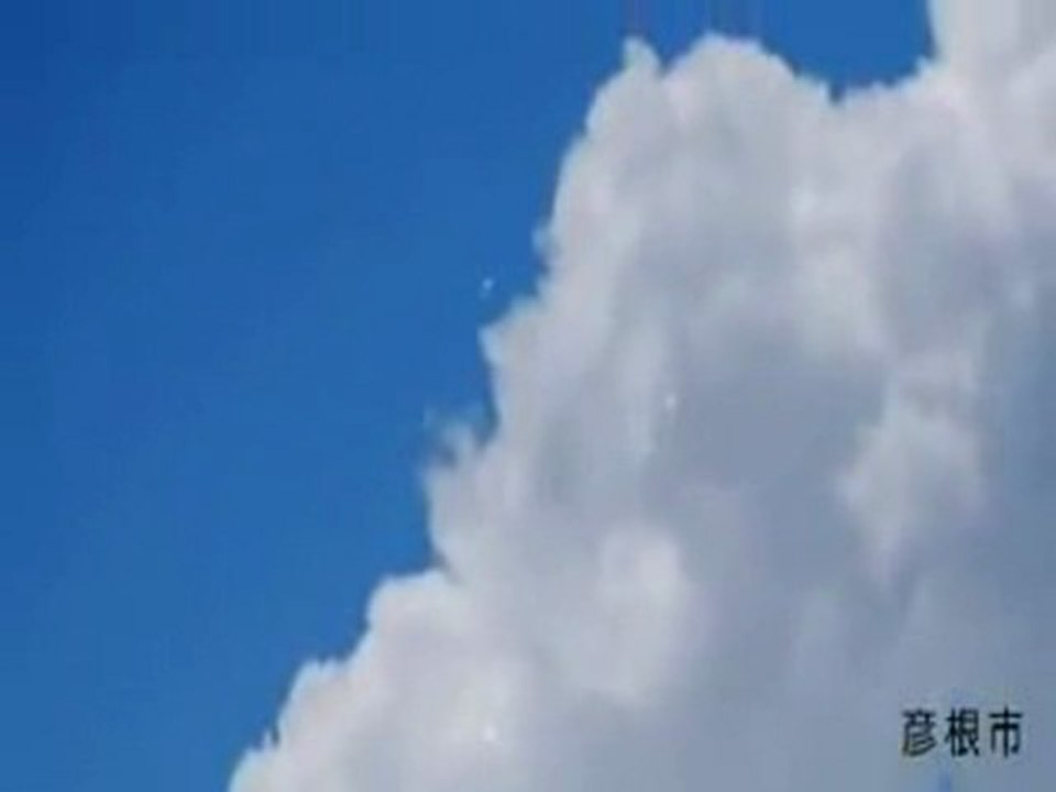 Ovni filmé au Japon libérant des Orbs ?