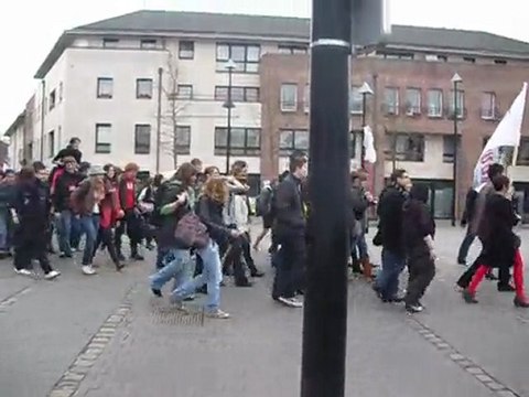 800 Manifestants dans Les Rues De Valenciennes le 23-03-2010
