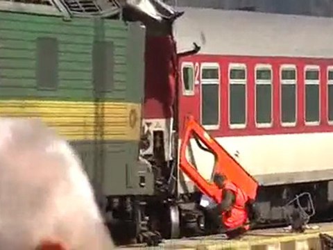 Lokomotywa zmiażdzyła pociąg osobowy