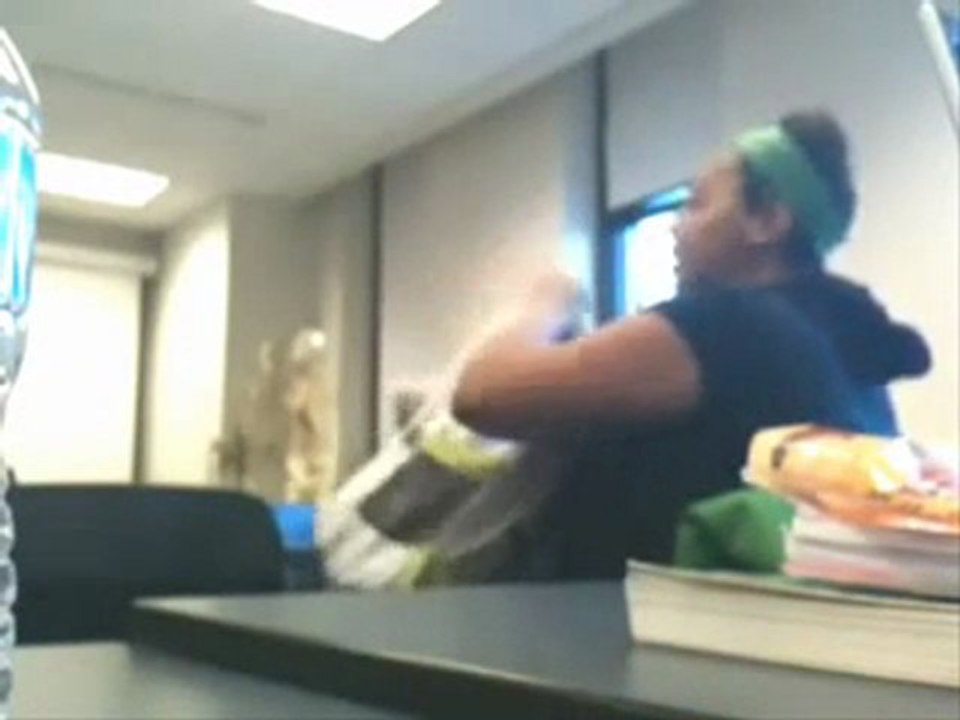 Arrestation d'une élève en classe