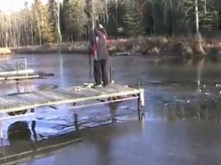 Un homme gros saute sur la glace