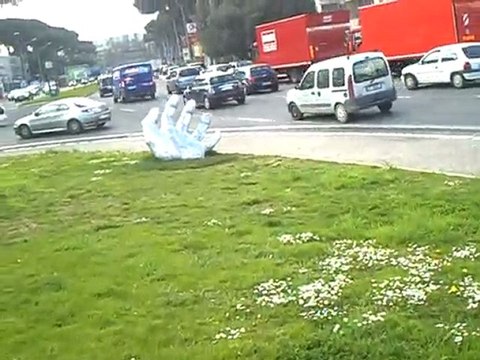 Strana scultura a Piazza Guglielmo Marconi