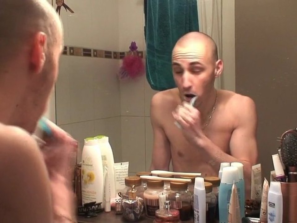 Parodie pub Carrefour - "Au-secours" EP1 Dentifrice