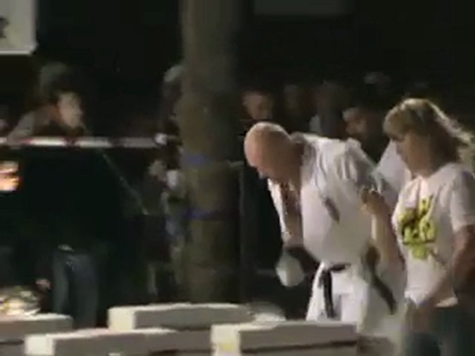 Casser des briques au poing à la chaine