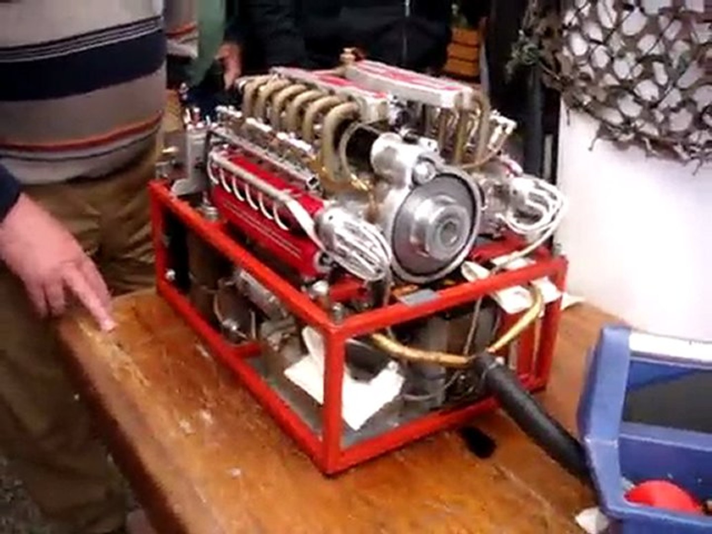 Modèle réduit de moteur Ferrari Testarossa 12 cylindres - Vidéo Dailymotion