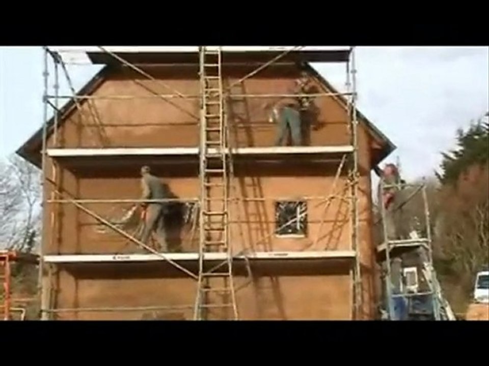 enduit terre sur maison paille