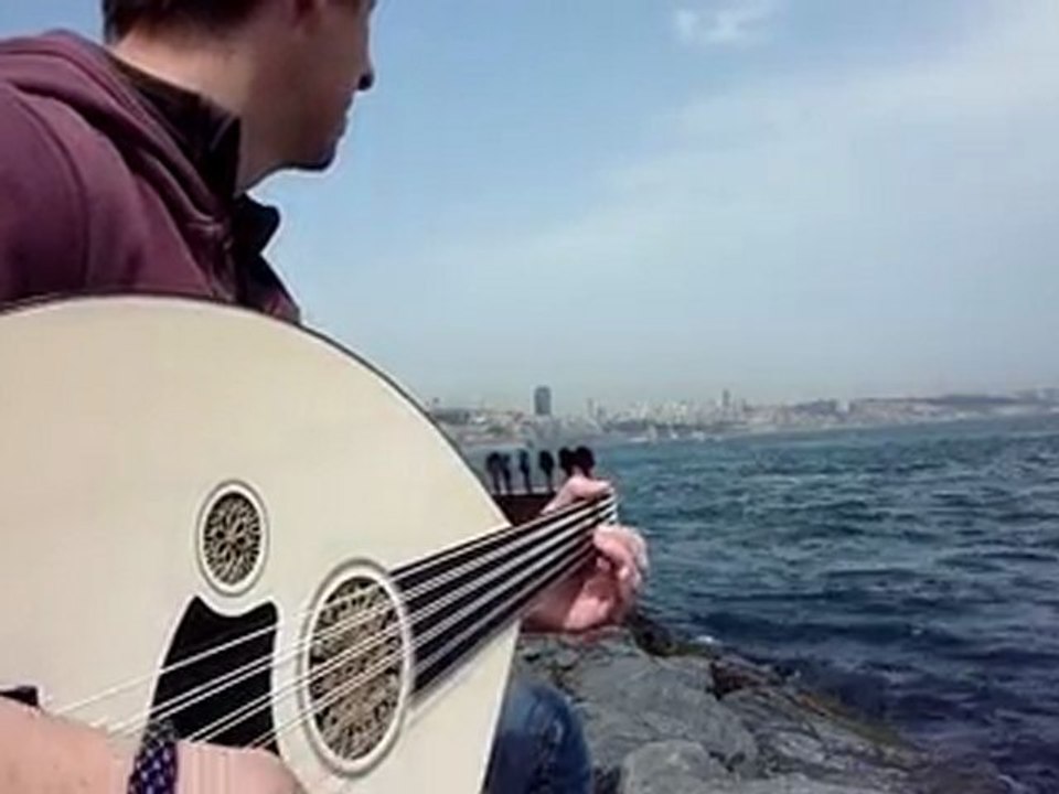 Çeçen kızı devant le bosphore