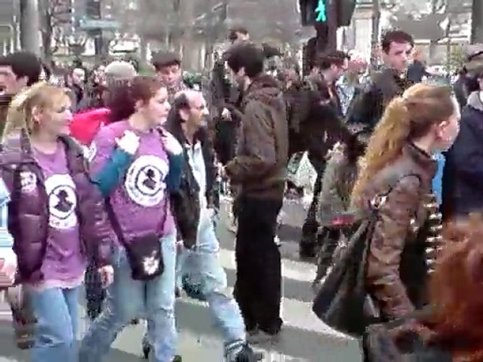 Manifestaiton No-Sarkozy-Day à Paris, avant place d'Italie