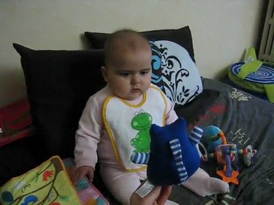 Sarah et le nounours qui parle