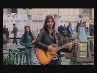 Kahraman TAZEOĞLU "Papatyayı tutar gibi"