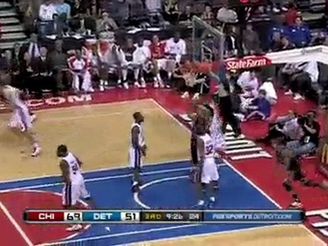 Derrick Rose drives to the hole and drops an acrobatic layup