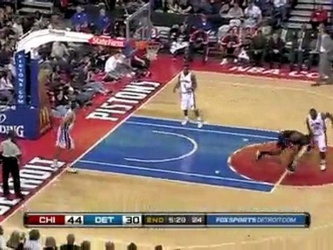 Brad Miller hits Hakim Warrick on the backdoor with a pretty