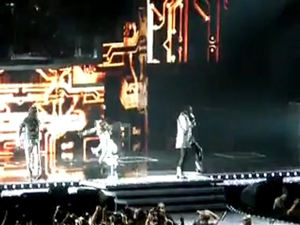 Fergie des Black Eyed Peas chute sur scène