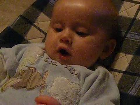 Je tiens mon biberon comme une grande