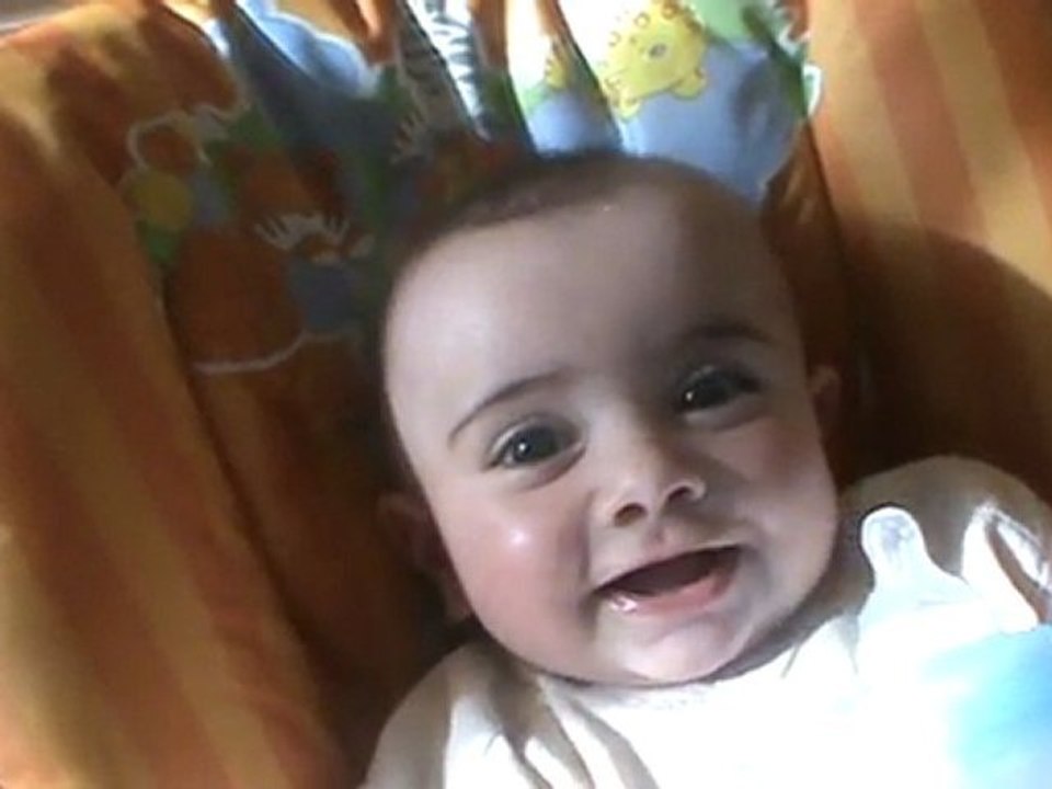 Célya saute et Quentin parle