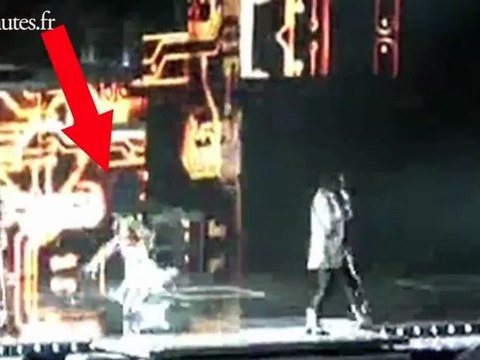 Fergie des Black Eyed Peas tombe en direct