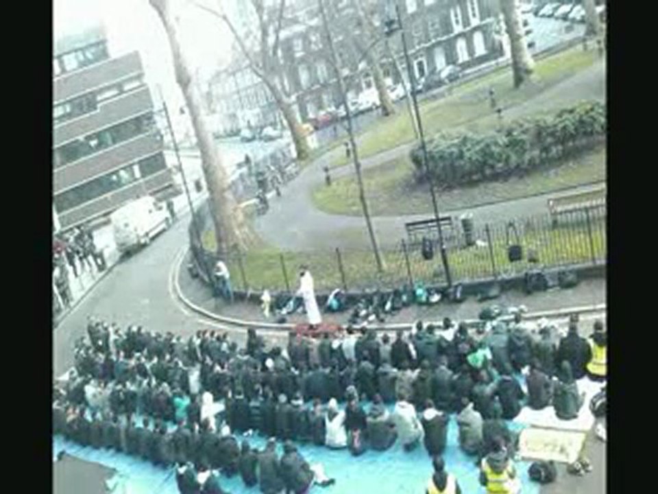 Londra'da namazlı protesto