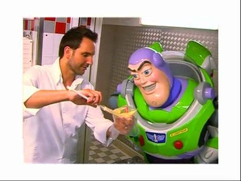Christophe Michalak présente l'éclair Buzz l'Eclair