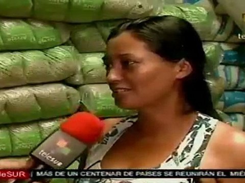 Desplazados por inundaciones esperan ayuda en Colombia