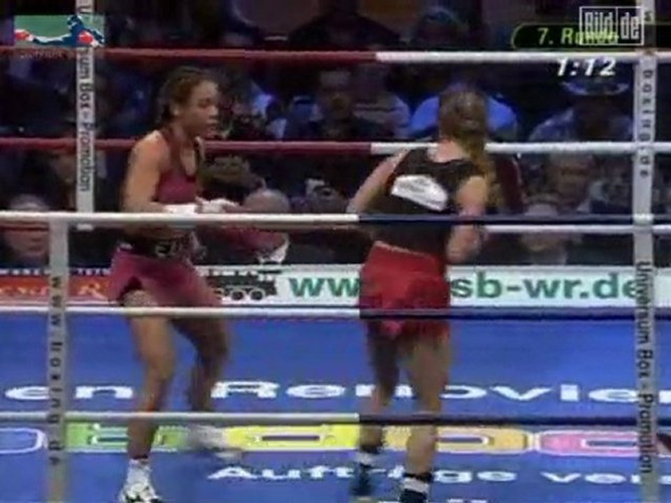 Susi Kentikian (Killer  queen) vs. Elena Reid